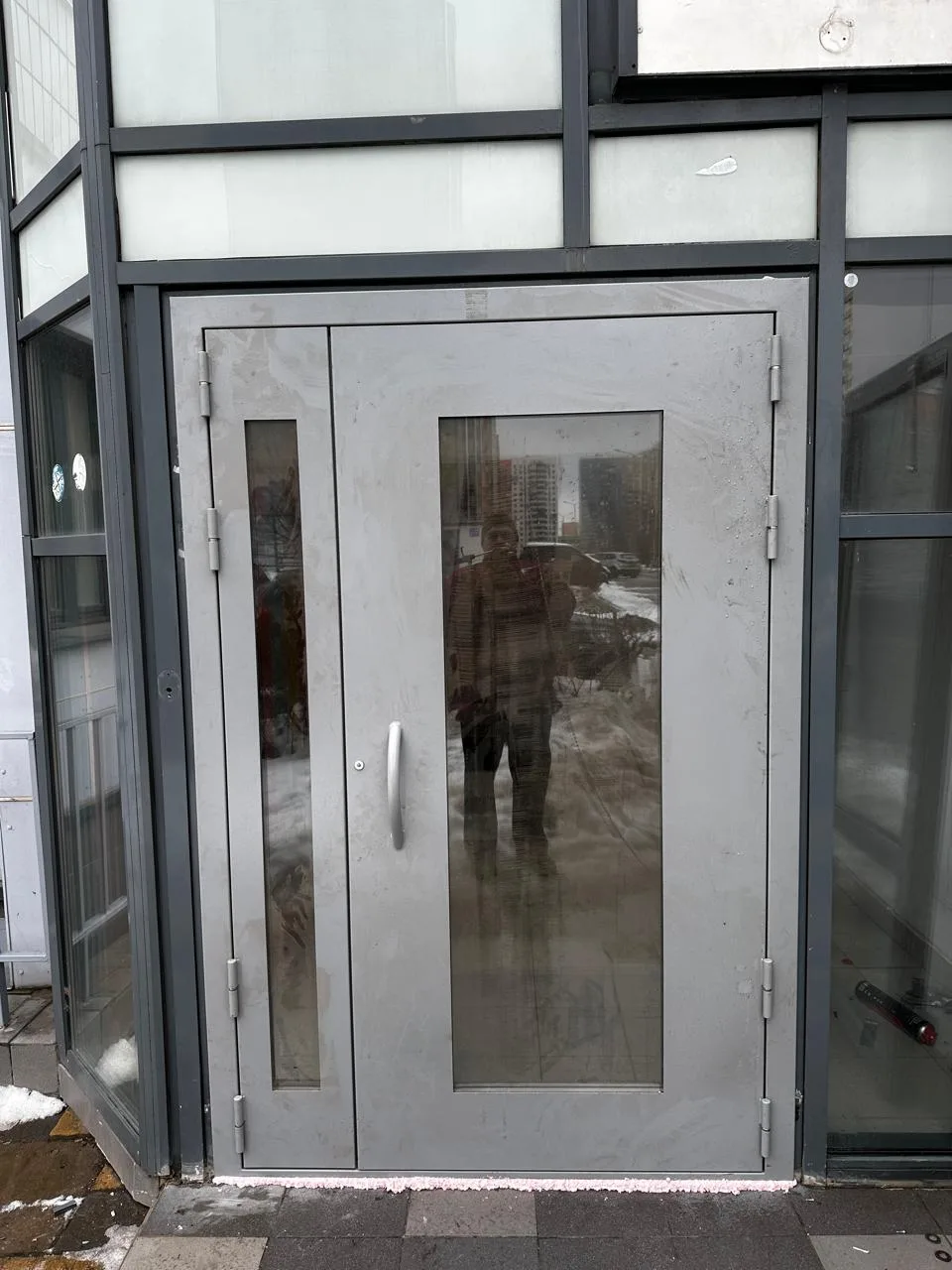 Дверь с стеклопакетом и проворной ручкой